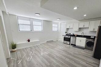 730 W Roscoe St, Unit 2W in Chicago, IL - Foto de edificio - Building Photo