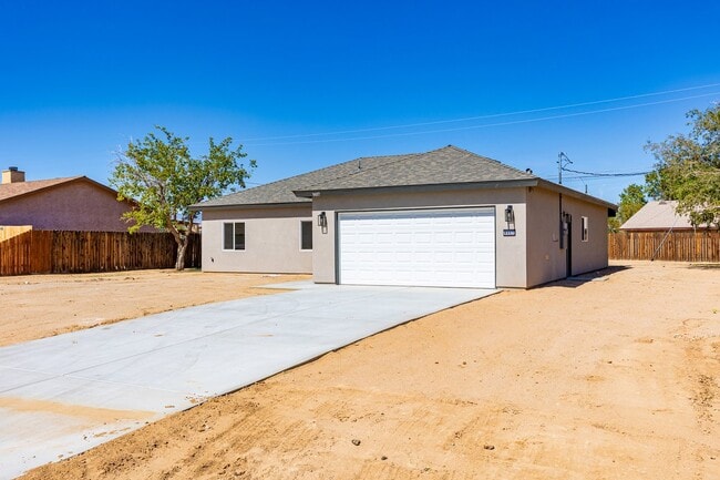 8457 Great Cir Dr in California City, CA - Building Photo - Building Photo