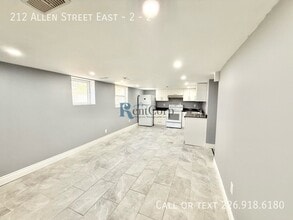 212 Allen St E in Waterloo, ON - Building Photo - Building Photo