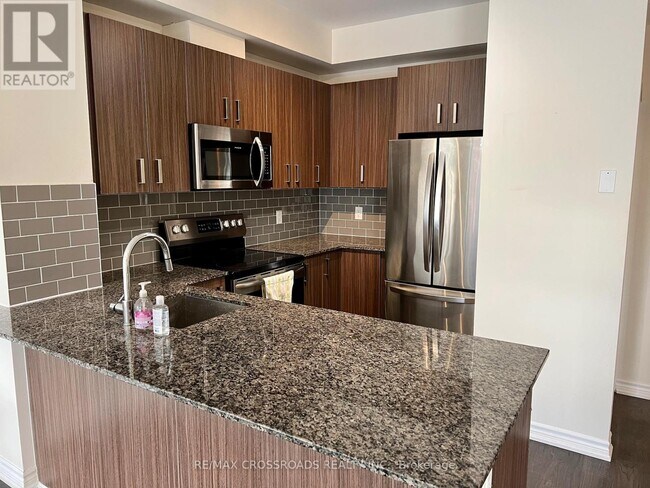 11611 Yonge St in Richmond Hill, ON - Building Photo - Building Photo