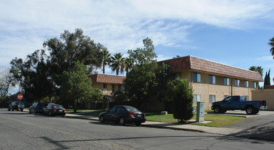 747 Chestnut Ave in Beaumont, CA - Foto de edificio - Building Photo