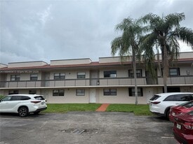 8879 Fontainebleau Blvd in Miami, FL - Building Photo