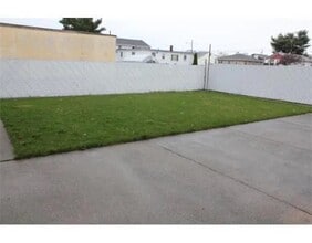161 Patriot Pky, Unit 1 in Revere, MA - Foto de edificio - Building Photo
