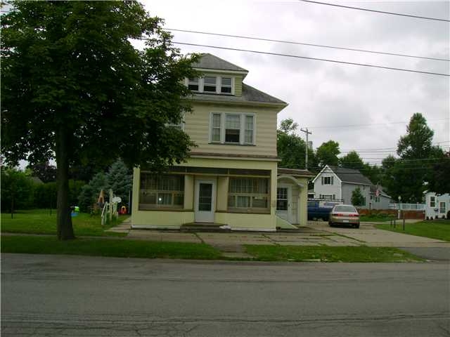 111 Burlington Ave in Lancaster, NY - Building Photo