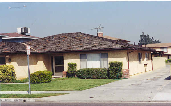 9541-9545 1/2 Cedar St in Bellflower, CA - Foto de edificio