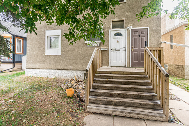 7511 112 Av NW in Edmonton, AB - Building Photo - Building Photo