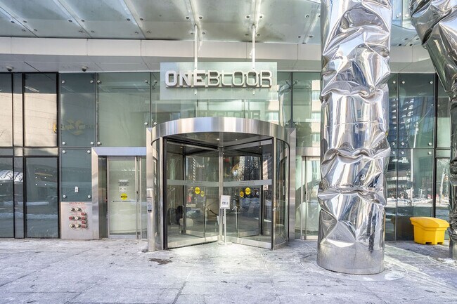 1 Bloor St E in Toronto, ON - Building Photo - Building Photo