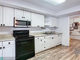 7700 NW 38th St in Hollywood, FL - Building Photo