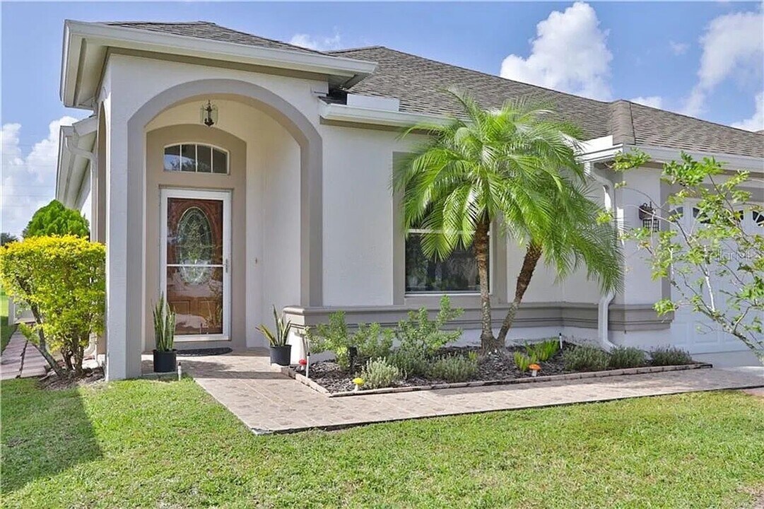 3941 Langdrum Dr in Wesley Chapel, FL - Foto de edificio