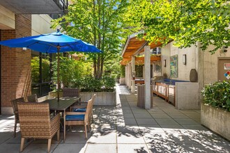 Island Square in Mercer Island, WA - Foto de edificio - Building Photo