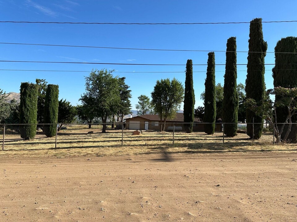 20669 Neely Ave in Tehachapi, CA - Building Photo