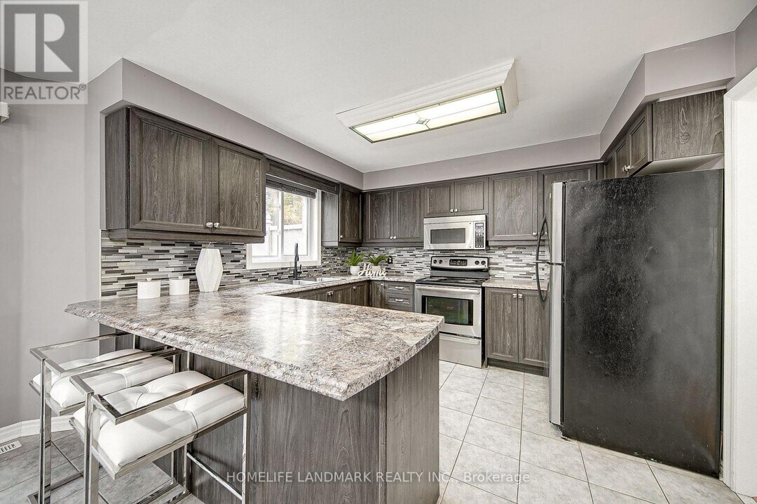 49 Eaglestone Ln in Barrie, ON - Building Photo