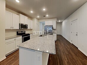 2725 Brogan Crk in Canyon Lake, TX - Building Photo - Building Photo