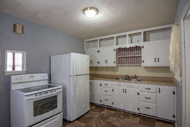 1810 W 7th St in Coffeyville, KS - Building Photo - Building Photo