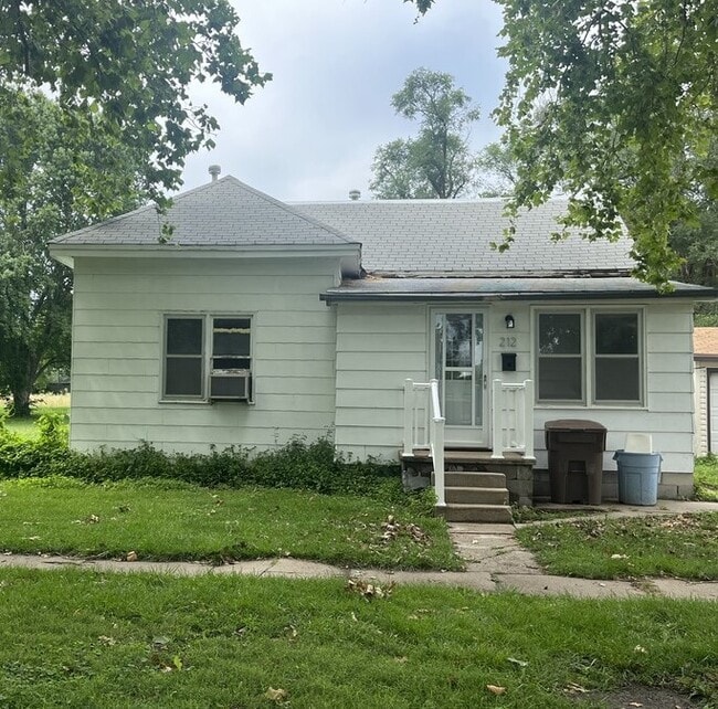 property at 212 W 5th St