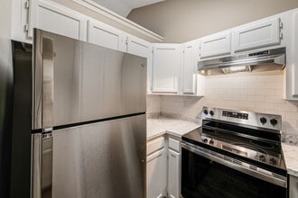 Jamestown Manor Apartments in High Point, NC - Foto de edificio - Building Photo