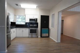 7800 SW 69th Ave in Miami, FL - Building Photo - Building Photo