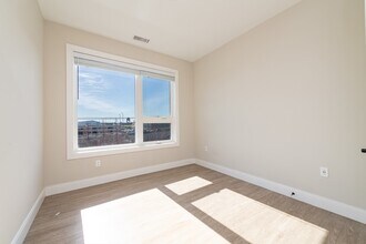 310 Bremen St, Unit #1 in Boston, MA - Foto de edificio - Building Photo