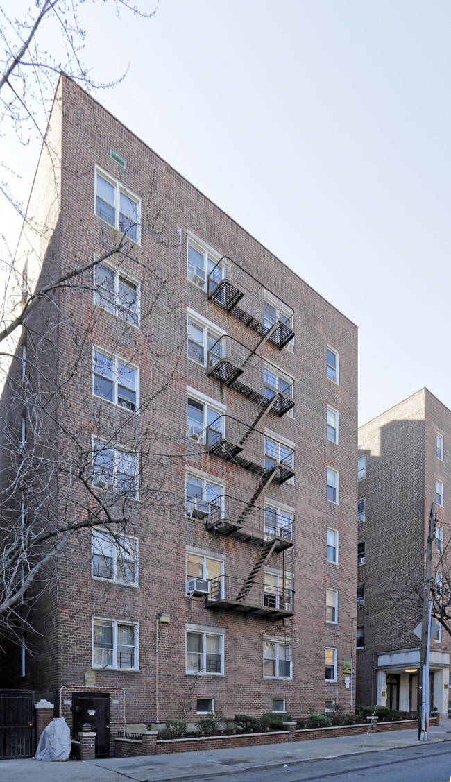 Rhoda Apartments Corp. in Rego Park, NY - Foto de edificio - Building Photo