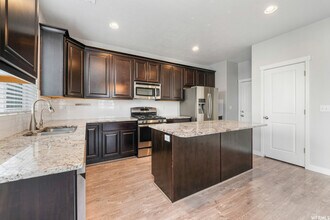 929 W Stonehaven Dr in North Salt Lake, UT - Building Photo - Building Photo