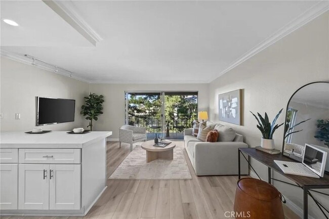 101 Scholz Plaza in Newport Beach, CA - Building Photo - Building Photo