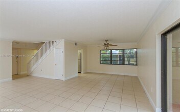 10405 N Kendall Dr in Miami, FL - Building Photo - Building Photo