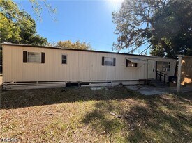 8028 Breeze Dr in North Fort Myers, FL - Building Photo