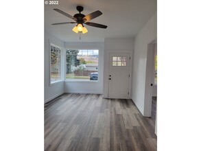 2303 N Fir St in La Grande, OR - Building Photo - Building Photo
