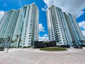 2681 N Flamingo Rd in Sunrise, FL - Building Photo