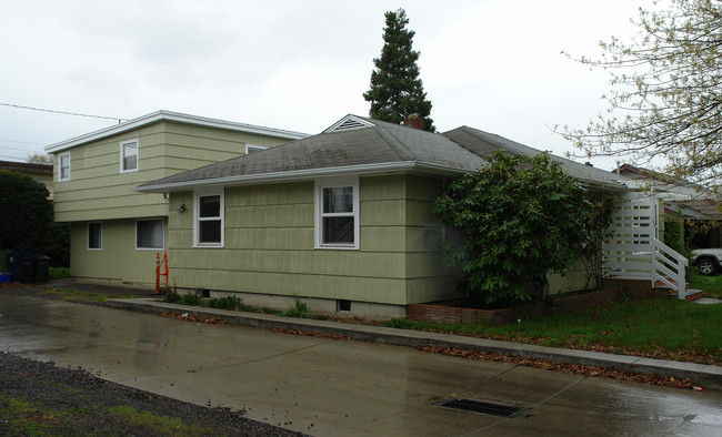 1857-1861 Mill St in Eugene, OR - Building Photo - Building Photo