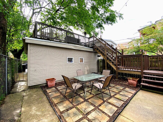 1402 N Bell Ave, Unit 2 in Chicago, IL - Foto de edificio - Building Photo