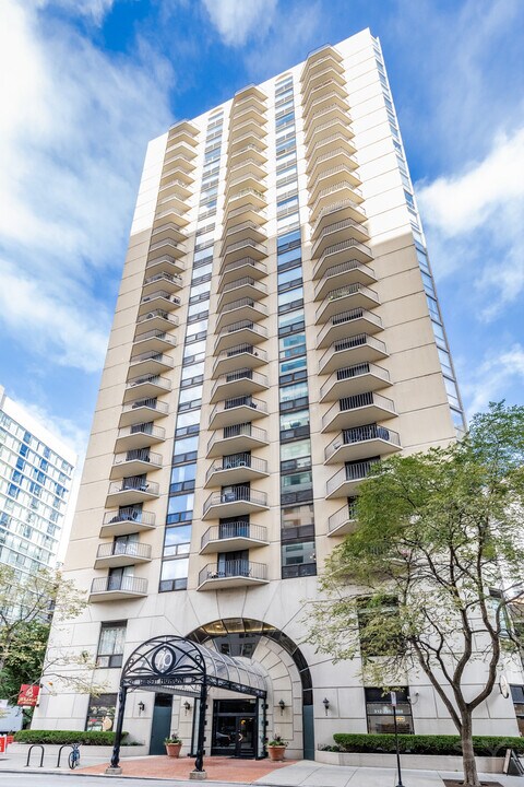 70 W Huron St, Unit 2201 in Chicago, IL - Foto de edificio