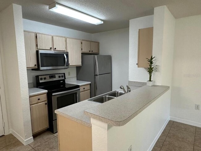 5479 Vineland Rd in Orlando, FL - Building Photo - Building Photo