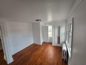 70 Rockaway Pkwy in Valley Stream, NY - Foto de edificio - Building Photo