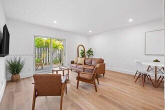 817 Tequesta St in Fort Lauderdale, FL - Foto de edificio - Building Photo