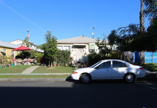 323 E Valencia Ave in Burbank, CA - Building Photo - Building Photo