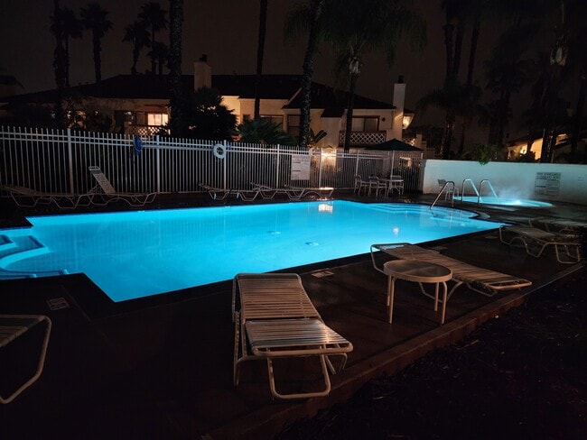 13272 Salmon River Rd, Unit 104 in San Diego, CA - Foto de edificio - Building Photo