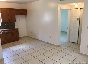 452 SW 10th St-Unit -1 in Miami, FL - Building Photo - Building Photo