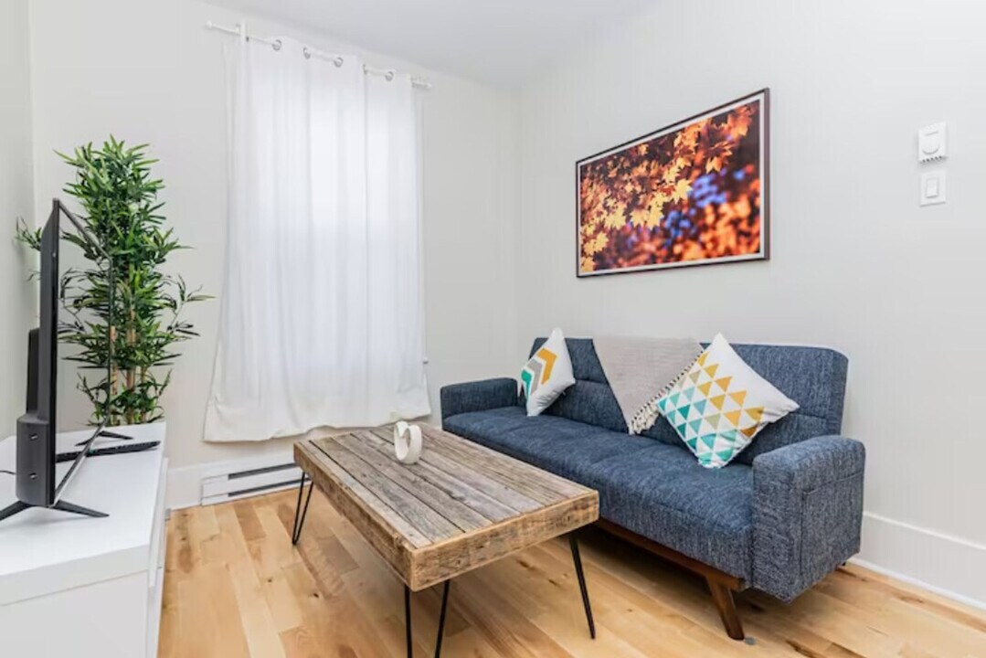 4299 Rue Saint-Antoine O in Montréal, QC - Building Photo