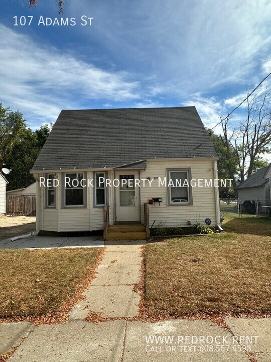 107 Adams St in Beloit, WI - Building Photo