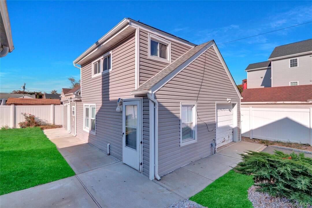 70 Orchard Pl in Lindenhurst, NY - Building Photo