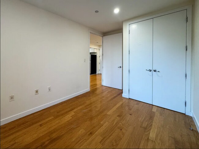 924 Metropolitan Ave in Brooklyn, NY - Foto de edificio - Building Photo