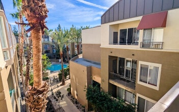 The Piedmont Senior Apartments in North Hollywood, CA - Foto de edificio - Building Photo