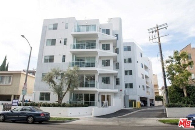 415 Le Doux Rd-Unit -202 in Los Angeles, CA - Building Photo