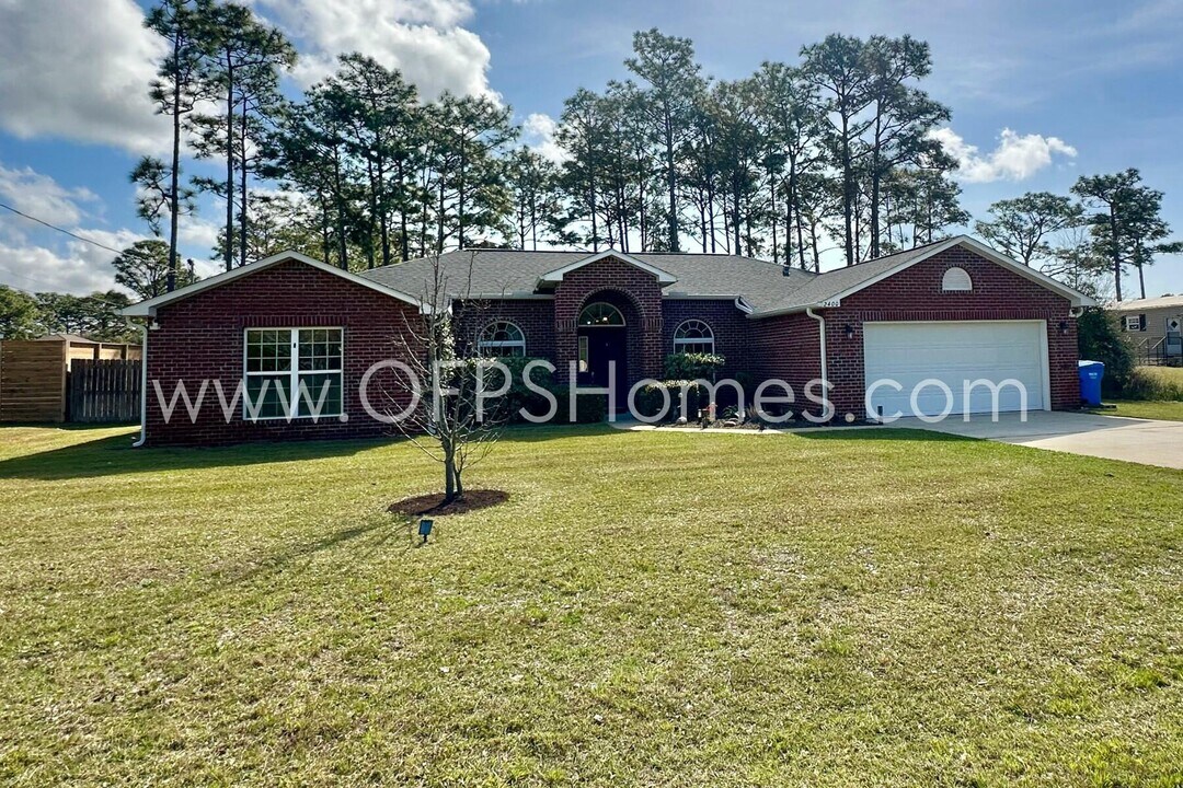 2400 Avenida De Sol in Navarre, FL - Building Photo