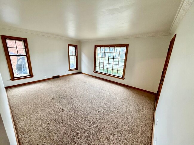 2216 Lefeber Ave, Unit Lower