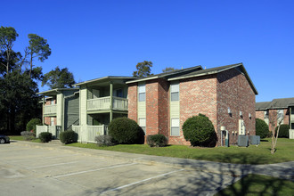 The Oaks Apartments in Gulfport, MS - Building Photo - Building Photo