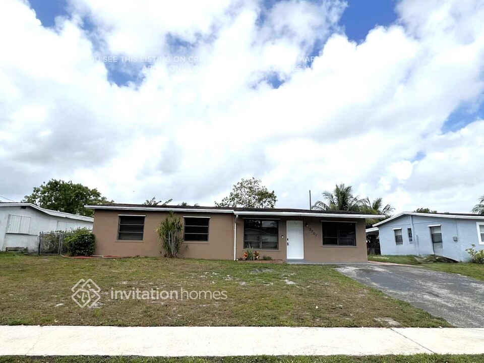 3701 SW 58th Terrace in Davie, FL - Building Photo