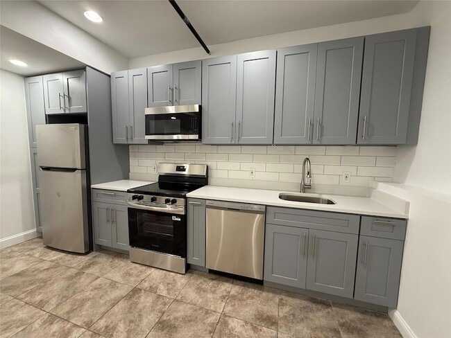 94 4th Ave in Bay Shore, NY - Building Photo - Building Photo