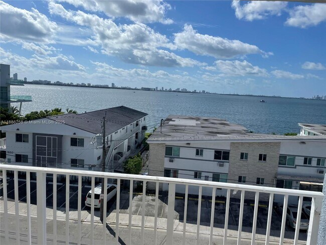 1801 S Treasure Dr in North Bay Village, FL - Building Photo - Building Photo